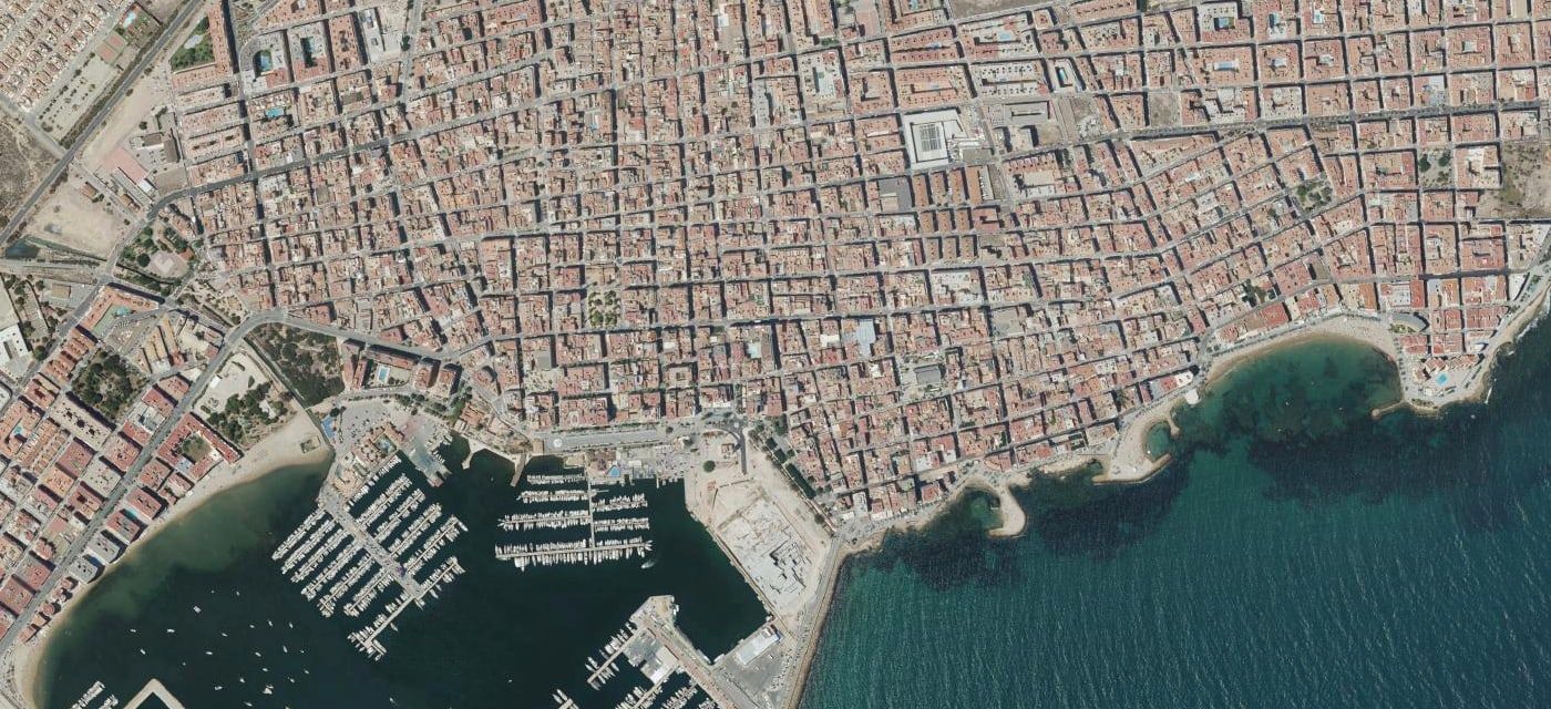 Vista aérea del centro de Torrevieja con el puerto y el mar