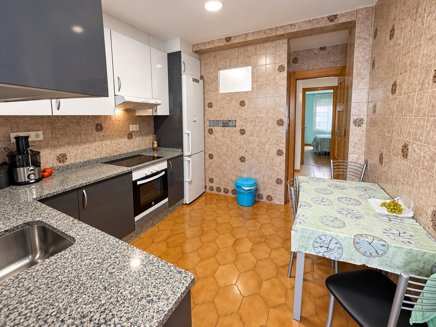 Cocina moderna con mesa y encimera de granito