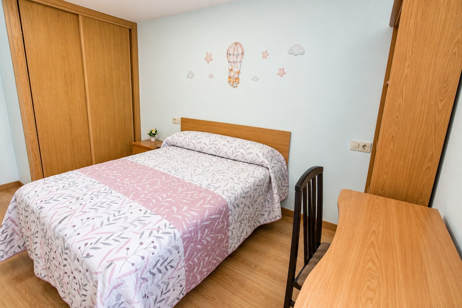 Dormitorio acogedor en tonos pastel con escritorio