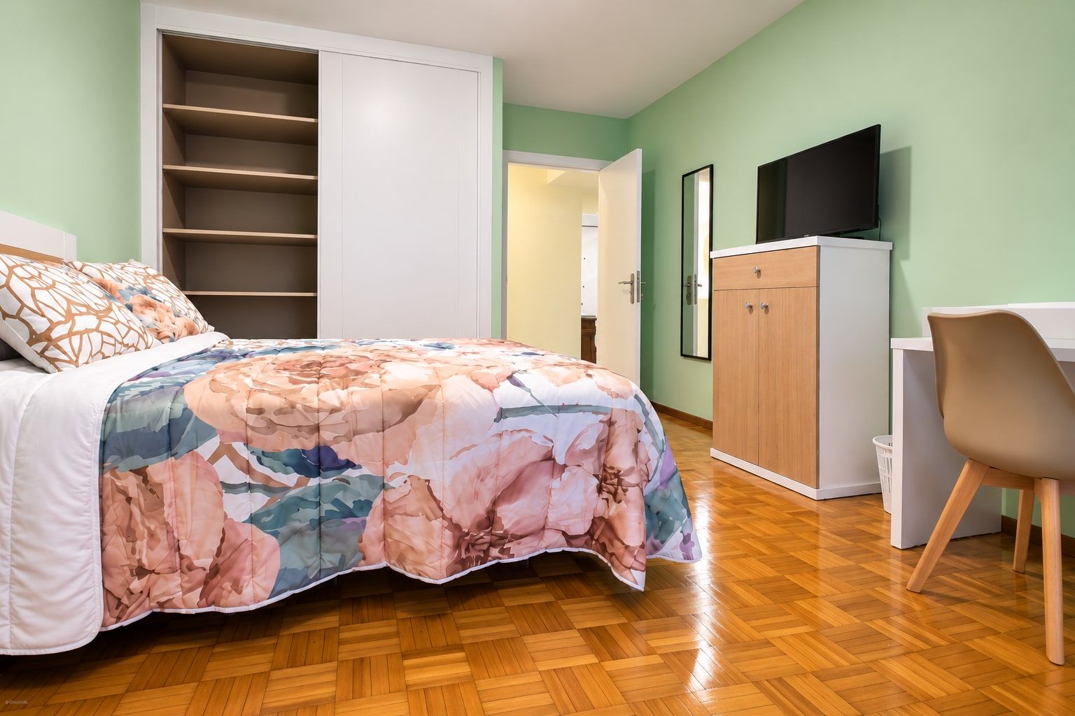 Habitación con armario empotrado y escritorio