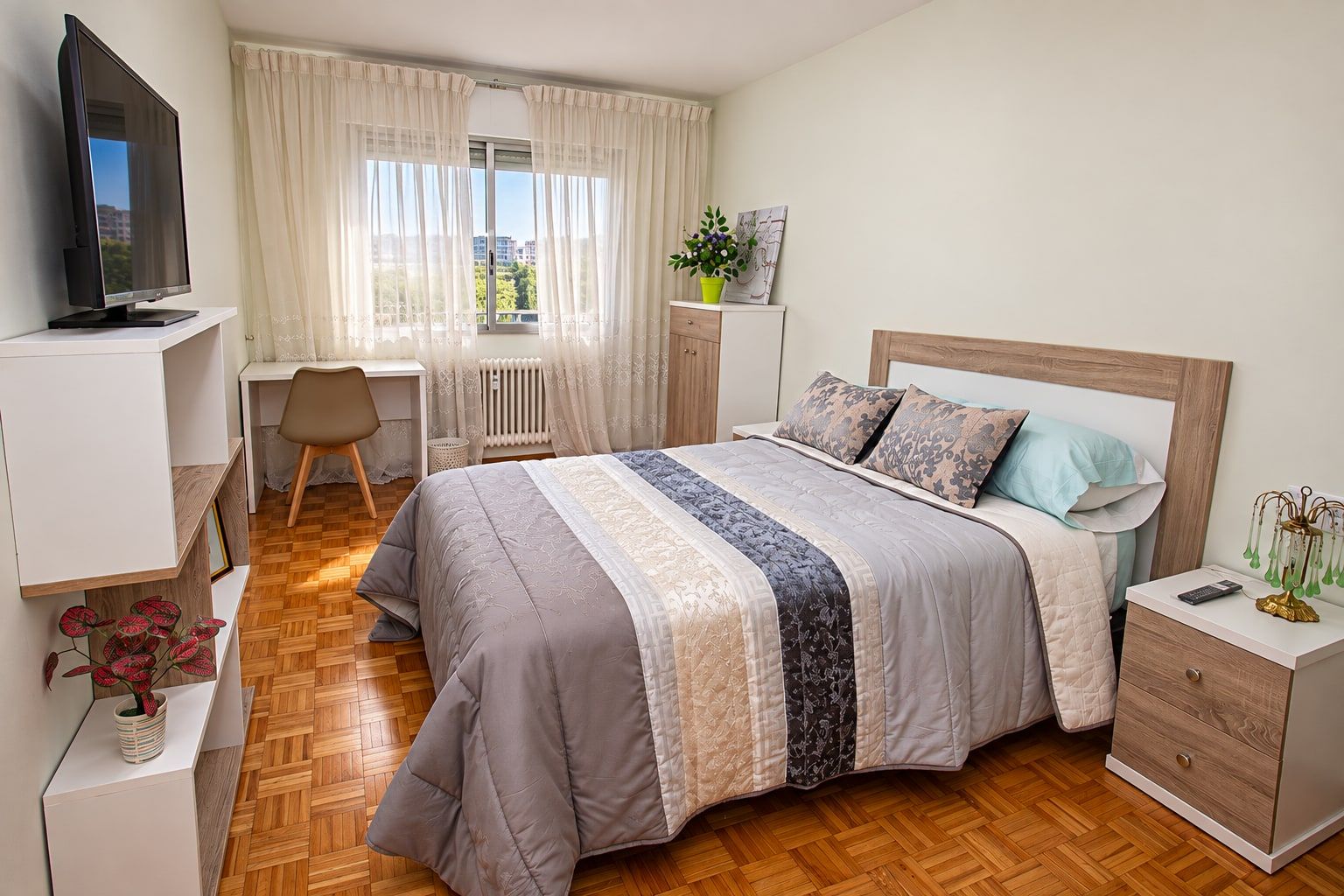 Habitación luminosa con escritorio junto a la ventana