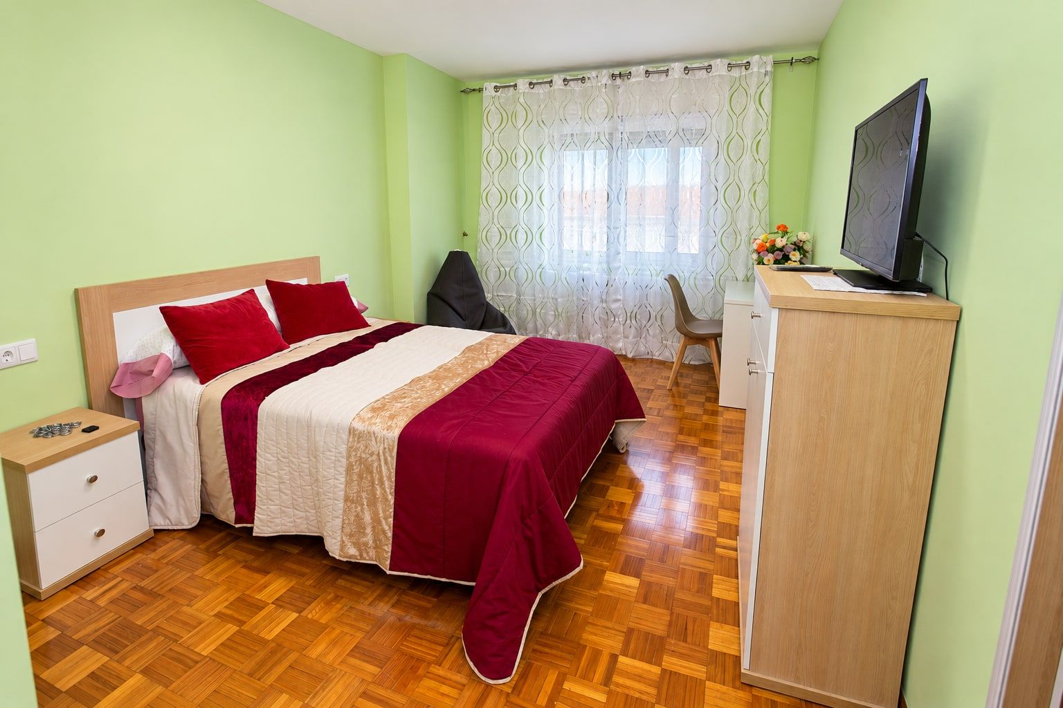 Habitación de Granja 21 con paredes verdes y televisión