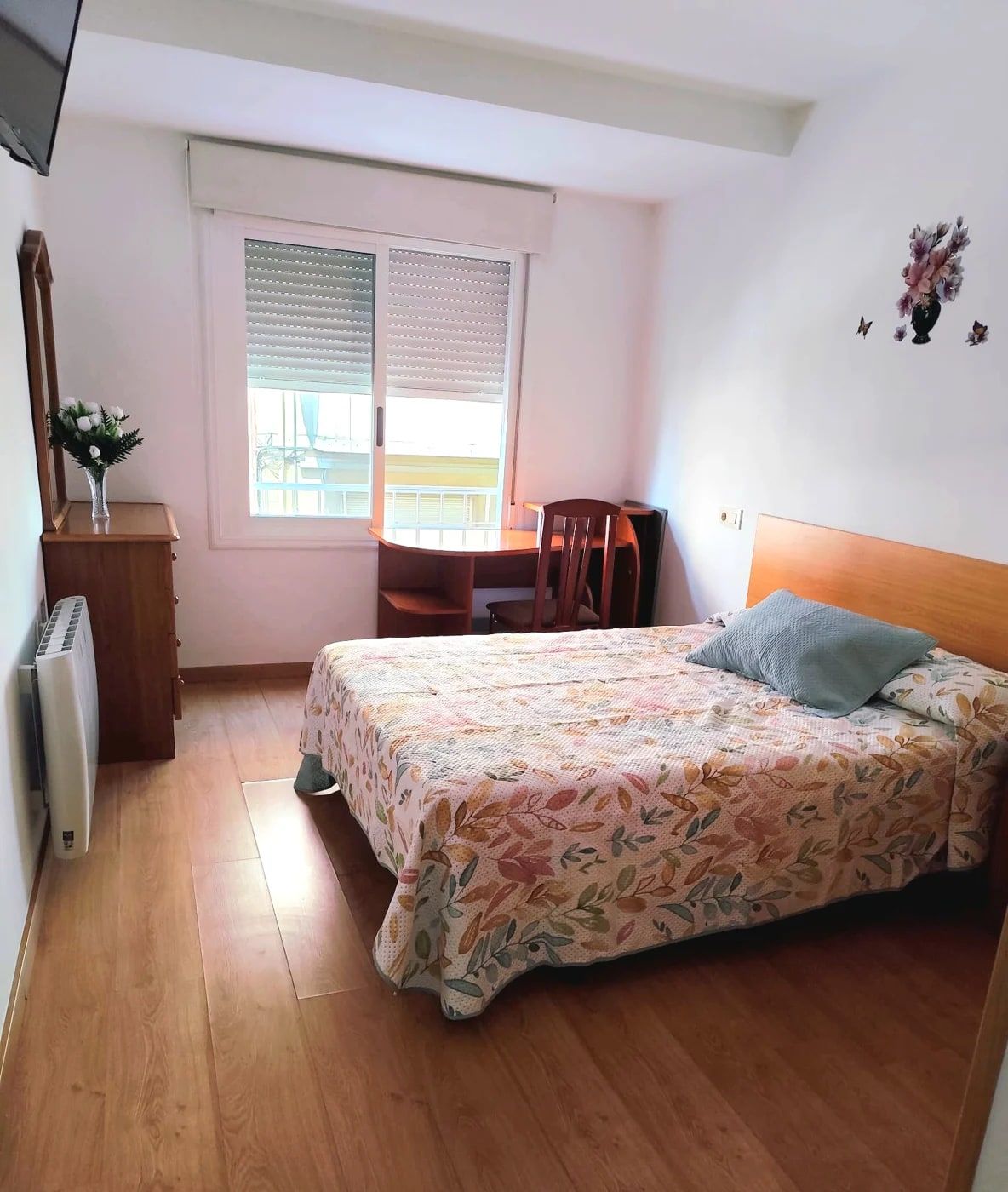Habitación de Granja 6 con cama y mesa de estudio