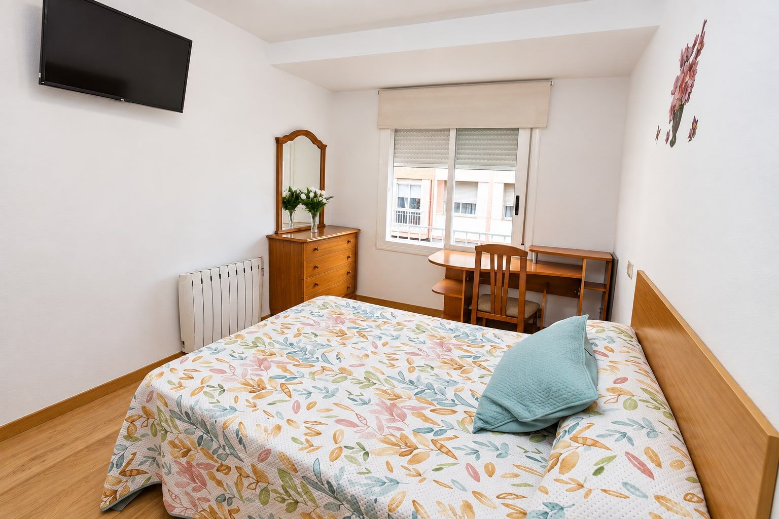 Habitación de Peña Trevinca vista desde la puerta