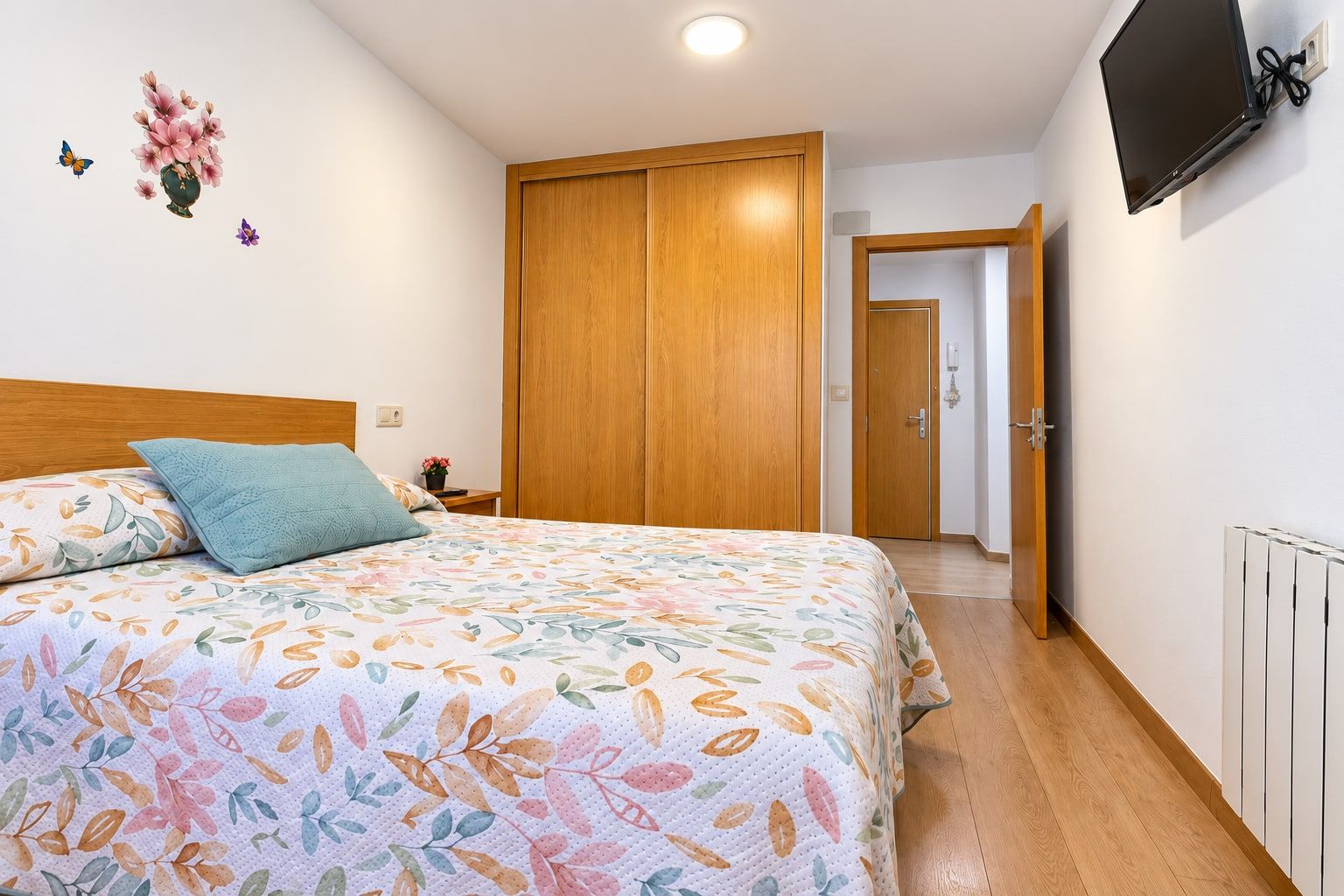 Habitación de Peña Trevinca con armario empotrado