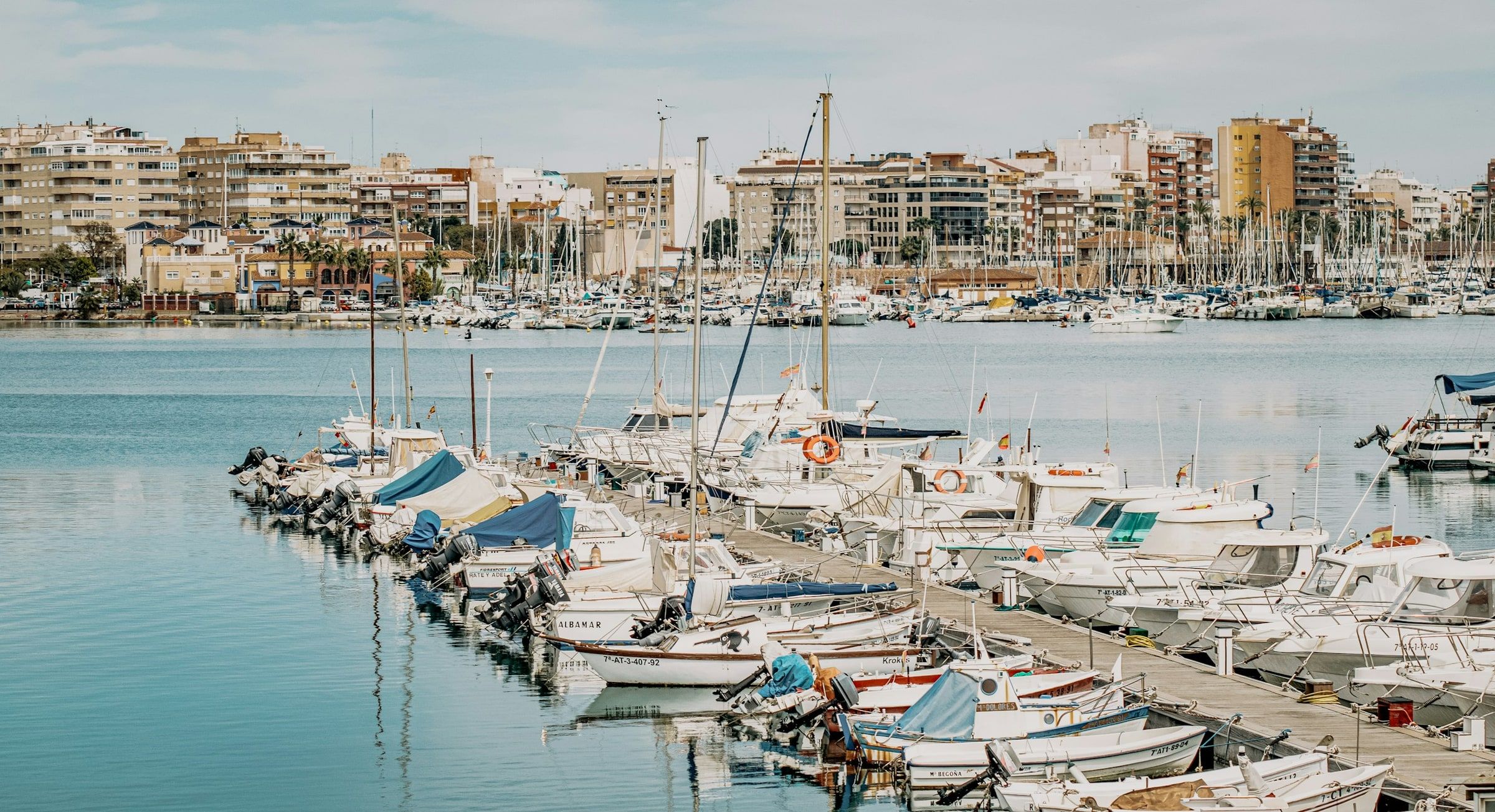 Puerto deportivo de Torrevieja con la ciudad al fondo